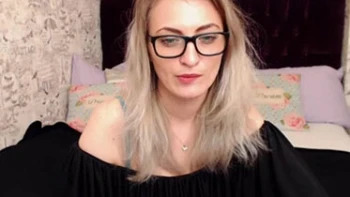 Blonde aux lunettes ultra sensuelle téléphone rose live